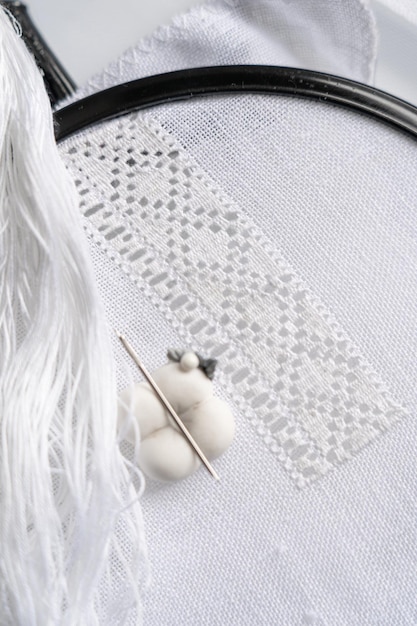 Ручная вышивка на ткани